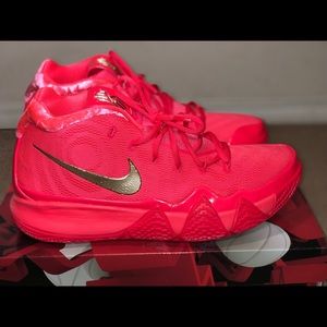 Kyrie 4 early release through Nike SNKRS APP they are the  red carpet color way.